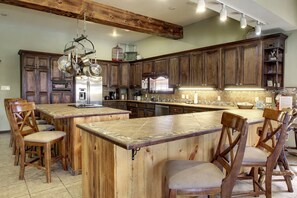 Kühlschrank, Mikrowelle, Ofen, Wasserkocher mit Kaffee-/Teezubehör