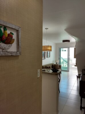 Apartment, Mehrere Betten | Wohnzimmer | Fernseher