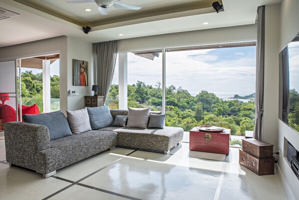 Älytelevisio, videopelejä, DVD-soitin, kirjoja