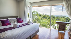 3 makuuhuonetta, tallelokero huoneessa, työpöytä, silitysrauta/-lauta