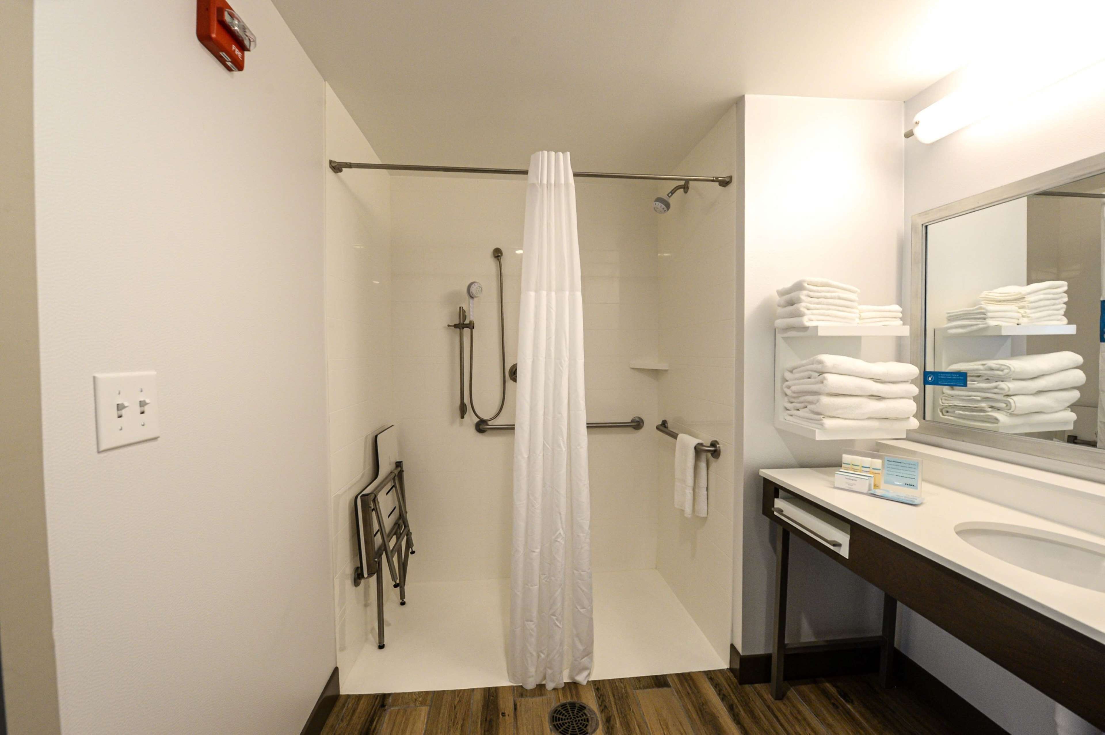 room, 1 king bed, accessible (hearing) | bathroom shower