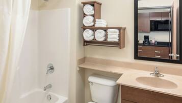 Combined shower/tub, free toiletries, hair dryer, towels