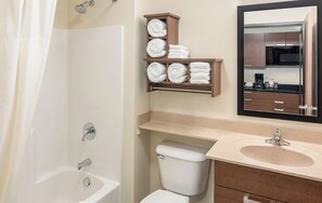 Kombinasi shower/bathtub dan perlengkapan mandi gratis