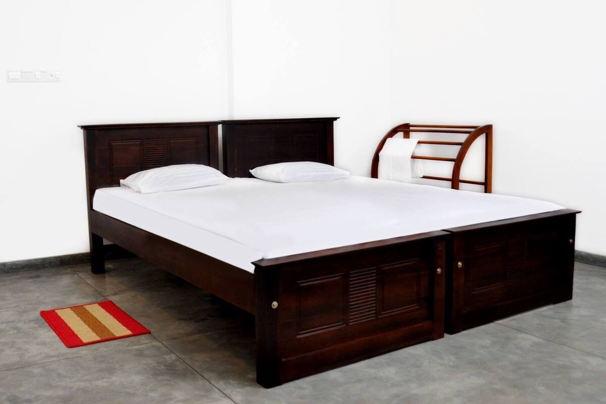 Deluxe Room with AC | Minibar, desk, blackout curtains, soundproofing