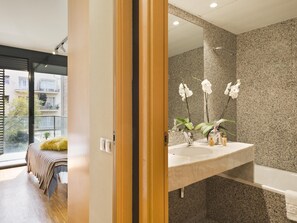 Combined shower/bathtub, hair dryer, towels, shampoo - 3 rooms 6 persons in Sant Gervasi with terrace near the Teknon  (barcelona)