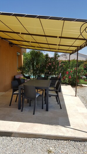 Outdoor dining - Villas les 4 tours (Villeneuve)