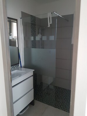 Jabón y papel de baño 