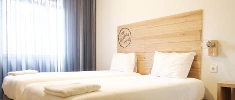 Rideaux occultants, chambres insonorisées, fer et planche à repasser