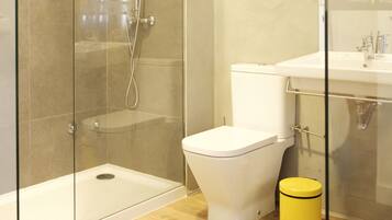 Habitación individual | Baño | Ducha, artículos de higiene personal gratuitos y secador de pelo