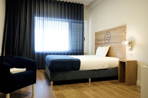Habitación doble | Cortinas blackout, insonorización y tabla de planchar con plancha 