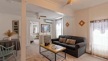 Deluxe Suite, 1 Queen Bed with Sofa bed | Living room