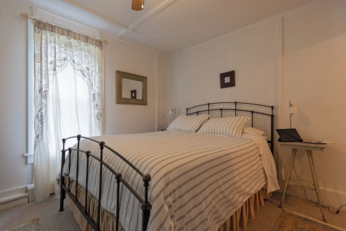 Suite, 1 grand lit | Chambres insonorisées, Wi-Fi gratuit, draps fournis