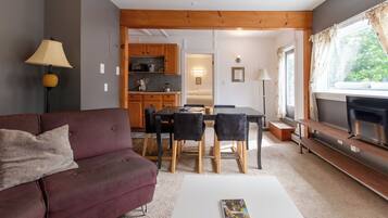 Deluxe Triple Room, Mountain View | Living area