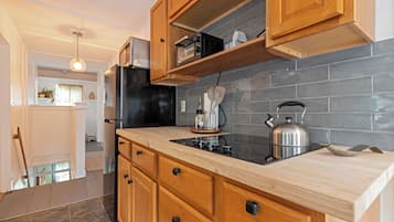 Deluxe Triple Room, Mountain View | Private kitchenette