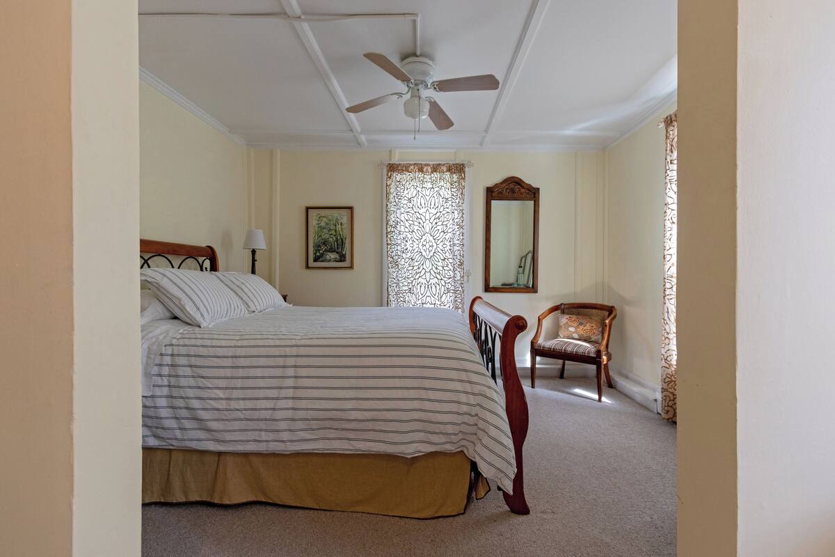Suite, 1 grand lit et 1 canapé-lit | Chambres insonorisées, Wi-Fi gratuit, draps fournis