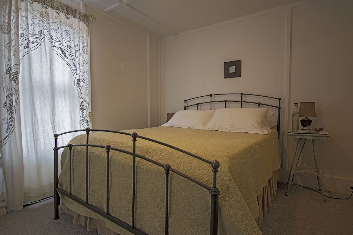 7 bedrooms, soundproofing, free WiFi, bed sheets