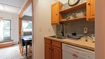 Deluxe Triple Room, Mountain View | Private kitchenette