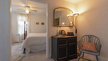 Suite, 1 Queen Bed with Sofa bed, Mountain View