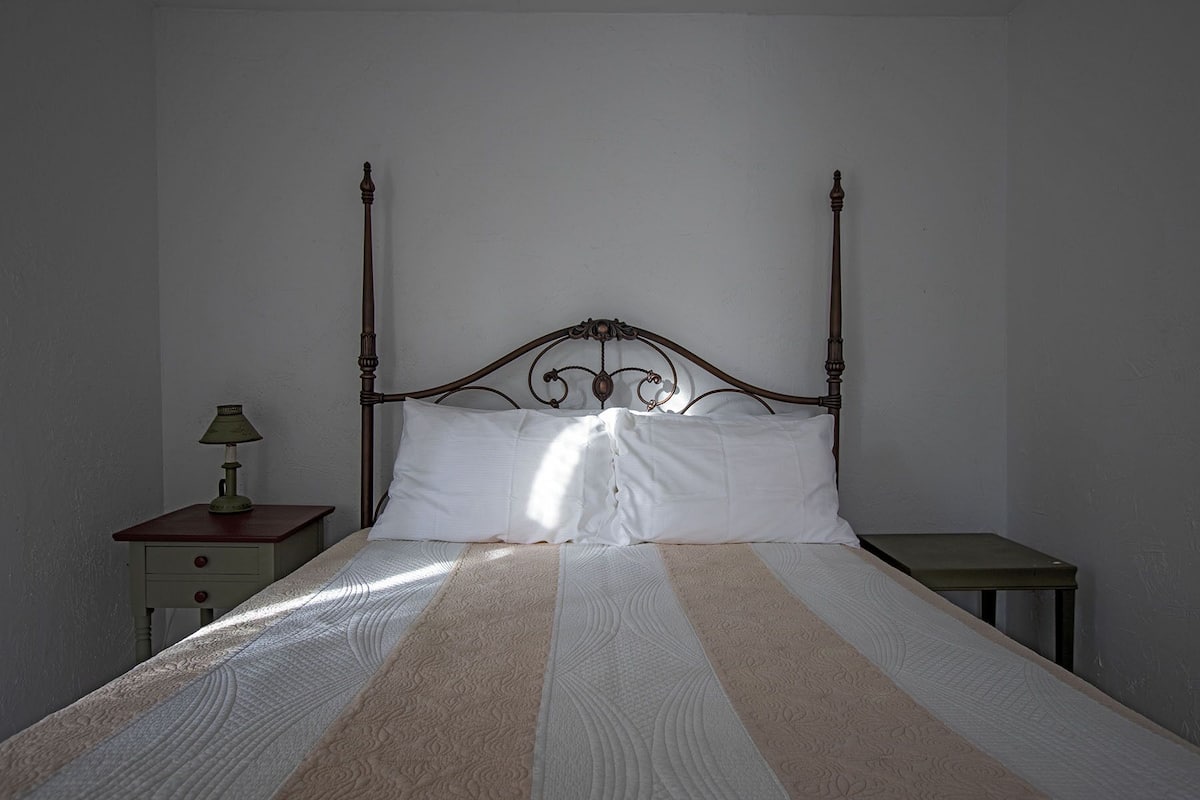 Suite, 1 Queen Bed with Sofa bed, Mountain View | 7 bedrooms, soundproofing, free WiFi, bed sheets