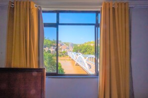 Minibar, coffres-forts dans les chambres, bureau