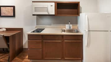 Refrigerador con freezer, microondas, placa de cocina, freezer