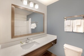 Ensemble douche/baignoire, articles de toilette gratuits, savon