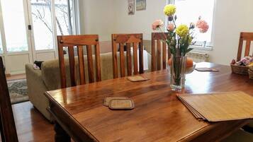 Basic Apartment, Multiple Beds, City View | In-room dining