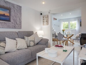 Télévision, cheminée, lecteur de DVD, chaîne hi-fi