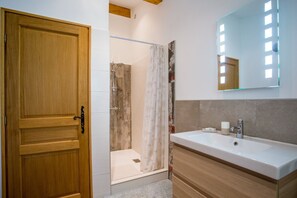 Dusche, Haartrockner, Toilettenpapier