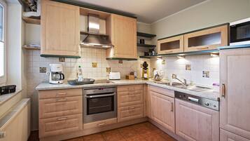 Kühlschrank, Mikrowelle, Herdplatte, Geschirrspüler