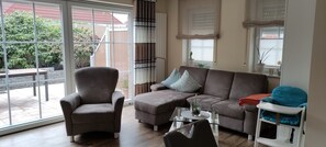 Een televisie, een dvd-speler, boeken en een stereo