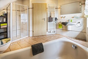 Badewanne, Haartrockner, Handtücher, Seife