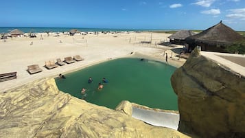 Utomhuspool, parasoller och solstolar