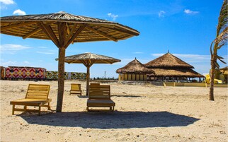 En la playa, sombrillas