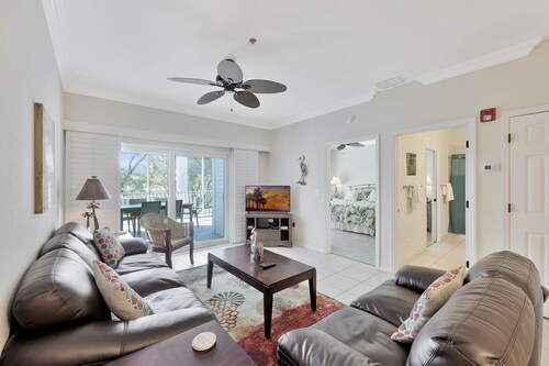 Restaurants, Dining, Live Music & the Heart of Marco Island! Minutes from Beach!