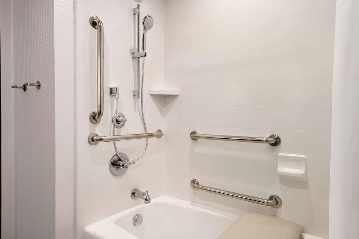 towels, soap, shampoo, toilet paper