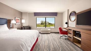 Een kluis op de kamer, een bureau, een laptopwerkplek, beddengoed