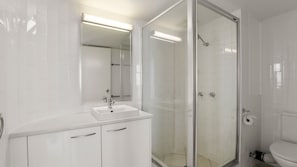 Regadera, amenidades de baño gratuitas, toallas 