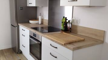 Geladeira, micro-ondas, fogão, cooktop