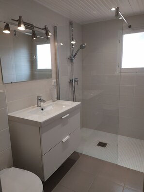 Dusche, Haartrockner, Toilettenpapier