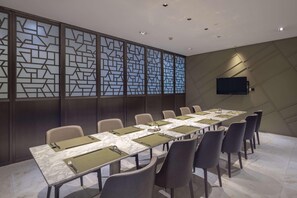 A conference room with a long table, chairs, and a television mounted on the wall. - Hilton Xi'an High-tech Zone (Xi'an)