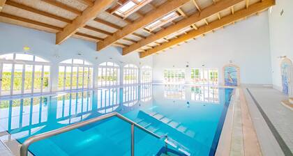 Townhouse pool and jacuzzi in Portimão