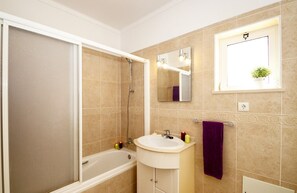 Baignoire, sĂšche-cheveux, serviettes fournies