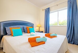 4 chambres, coffres-forts dans les chambres, fer et planche Ă repasser