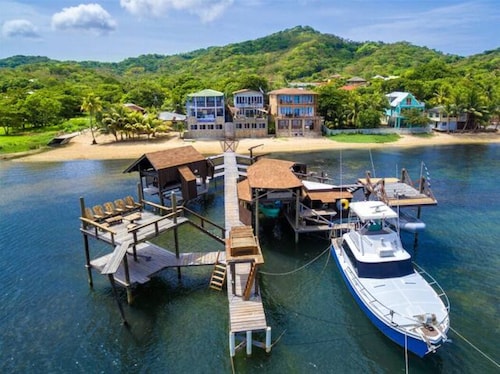 Oceanfront!  Diving, Snorkeling, Kayaking on site.  Turtle Casa BEACH SUITE