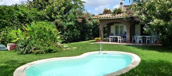 Belle villa avec piscine privée à 300m de la mer, parking privé, jardin
