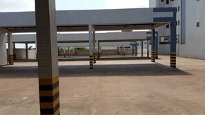 المنطقة المحيطة بالمنشأة