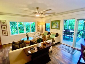 Smart-TV, BĂŒcher, Stereoanlage