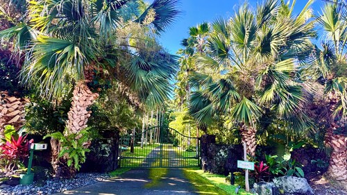 Üppige Gärten, Eigene Hot Tub und Grillbereich, sehr gut Hawaii lebenden ernannt!