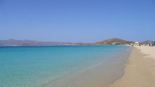 A beach with clear turquoise water, a sandy shore, and distant hills. - One bed, fully detached apartment, 1 bath, sea view, communal pool, breakfast (Naxos)